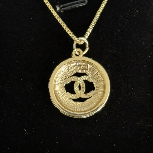Vintage Chanel Circular Pendant Necklace - Picture 4 of 8